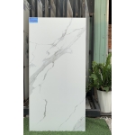 Gạch 60x120 màu trắng sọc ốp nhà villa sang trọng