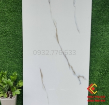 Gạch khổ lớn lát nền nhà phòng ngủ 60x120 màu trắng vân sọc tại quận 7 